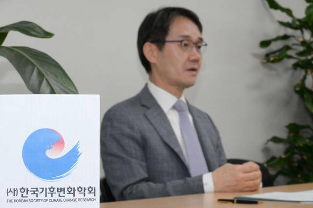 송영일 한국기후변화학회장이 26일 서울 서초구 기후변화학회 사무실에서 본보와 인터뷰하고 있다. 강예진 기자
