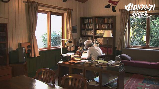 미야자키 하야오가 자신의 작업실에서 작업하고 있는 모습. 스튜디오 디에이치엘 제공