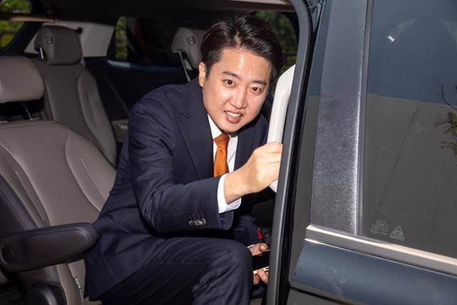 이준석 개혁신당 대선 후보가 제21대 대통령선거 사전투표 첫날인 29일 경기도 화성시 동탄9동 행정복지센터에 마련된 투표소에서 투표를 마친 후 차량에 탑승하고 있다. 연합뉴스