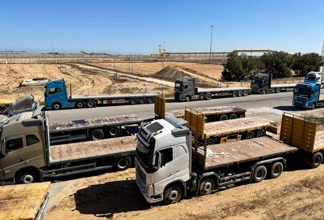 29일 가자지구로 향하는 이스라엘의 케렘 샬롬 검문소에서 구호품을 실은 트럭들이 대기하고 있다. 케렘 샬롬=로이터 연합뉴스