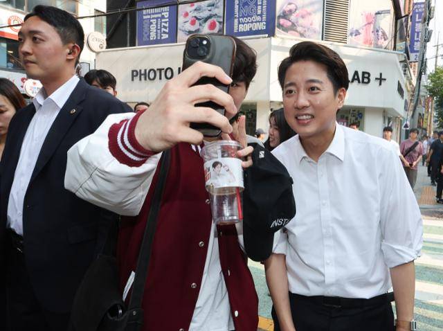 이준석 개혁신당 대선 후보가 29일 서울 성북구 안암역 인근 거리에서 대학생과 셀카를 찍고 있다. 연합뉴스