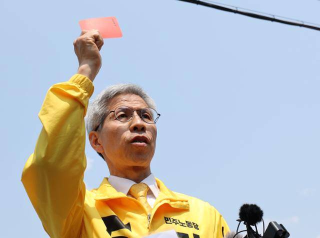 권영국 민주노동당 대통령 후보가29일 오전 광주 광산구 금호타이어 광주공장 앞 정문에서 이준석 후보의 발언에 대해 레드카드를 들고 경고하고 있다. 광주=뉴스1