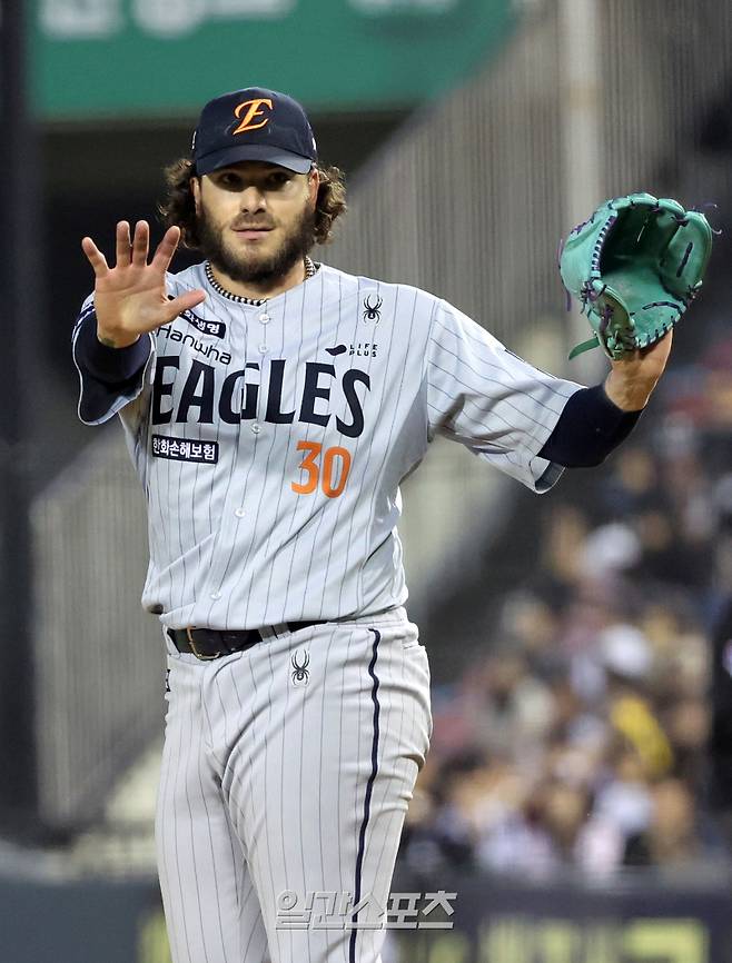 2025 KB0리그 프로야구 LG트윈스와 한화이글스의 경기가 28일 오후 서울 잠실야구장에서 열렸다. 6회말 무사 박해민의 타구에 맞은 폰세가 공을 잡아 타자주자를 아웃시킨 후 더스아웃을 향해 괜찮다는 표시를 하고 있다. 잠실=김민규 기자 mgkim1@edaily.co.kr