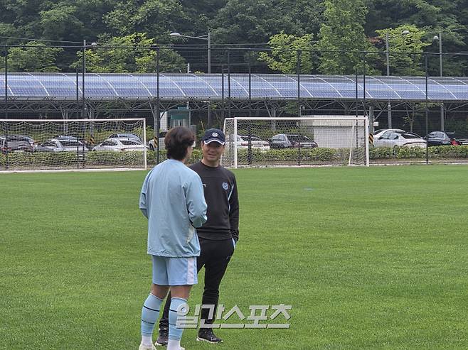 김병수 대구 감독이 29일 대구 수성구의 대구FC 스카이포레스트에서 열린 공개 훈련 중 이용래와 대화를 나누고 있다. 대구=김우중 기자