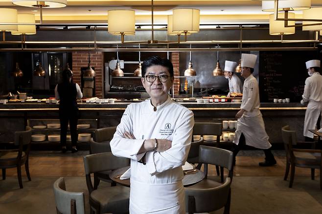 더 킹스의 신종철 총주방장. '뷔페의 신'이라는 별명으로 유명한 스타 셰프다. 그는 "가짓수를 줄이되 음식의 완성도를 높이는 게 더 킹스의 전략"이라고 말했다. 장진영 기자