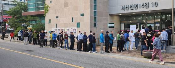 제21대 대통령 선거 사전 투표 첫날인 29일 전북 전주시 서신동주민센터에 마련된 사전투표소를 찾은 유권자들이 줄지어 서 있다. 뉴스1