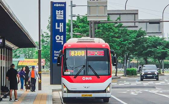 남양주시 별내역에 정차한 8300번 광역버스. 사진 남양주시