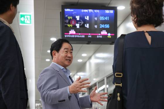 주광덕 남양주시장이 지난해 8월 별내선 개통 후 환승센터를 현장점검 하고 있다. 사진 남양주시