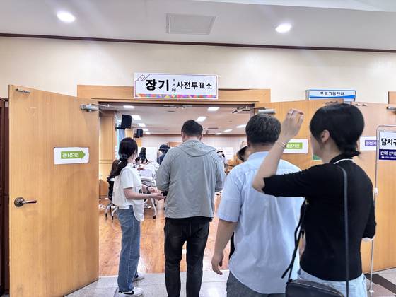 29일 오전 10시 대구 달서구 장기행정복지센터에 마련된 사전 투표소에 유권자들의 발길이 이어지고 있다. 백경서 기자
