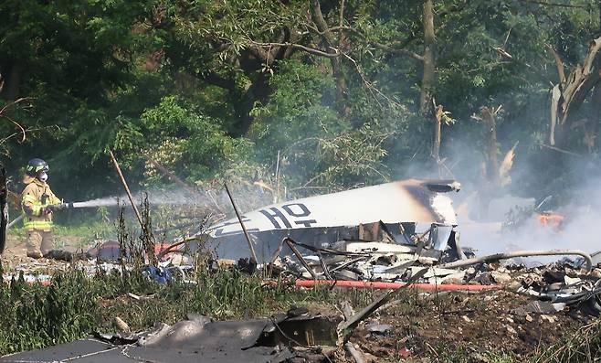 29일 오후 1시 50분쯤 경북 포항시 남구 동해면 신정리 한 야산에 해군 초계기가 추락한 가운데 소방관이 화재 진압을 하고 있다. 연합뉴스