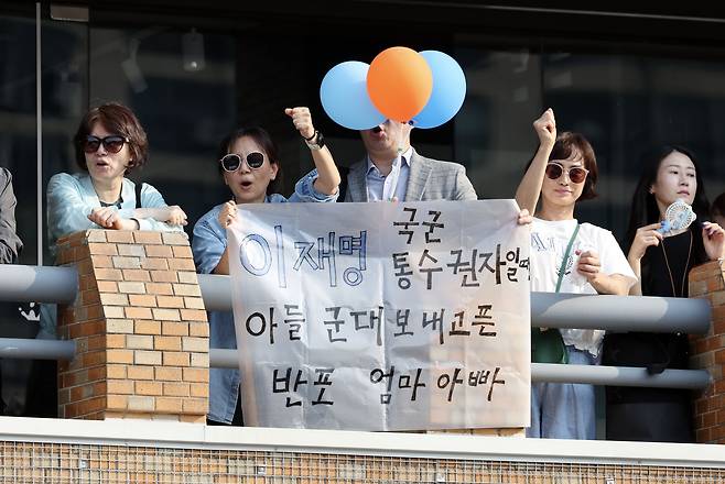 이재명 더불어민주당 대선 후보 지지자들이 29일 오후 서울 서초구 서울고속버스터미널광장에서 이 후보 연설을 들으며 환호하고 있다. 김성룡 기자