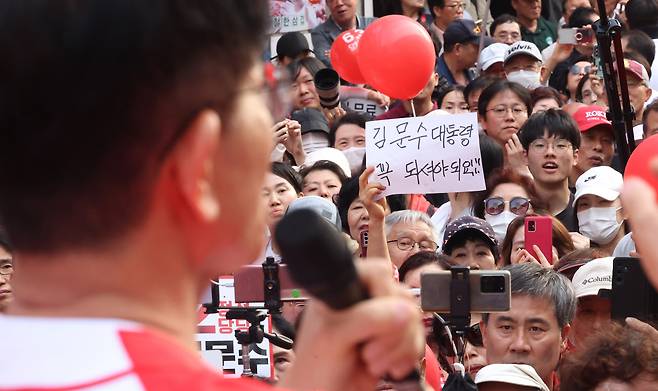 김문수 국민의힘 대선후보가 29일 오후 경기도 안양에서 열린 유세에서 지지를 호소하는 가운데 한 지지자가 손피켓을 들고 있다. 임현동 기자