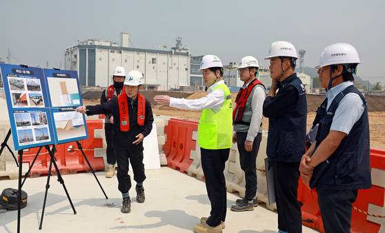 '연안항 물양장 매립 및 부지조성공사(하부공)' 현장에서 안전 점검을 하고 있다. 사진 인천항만공사.