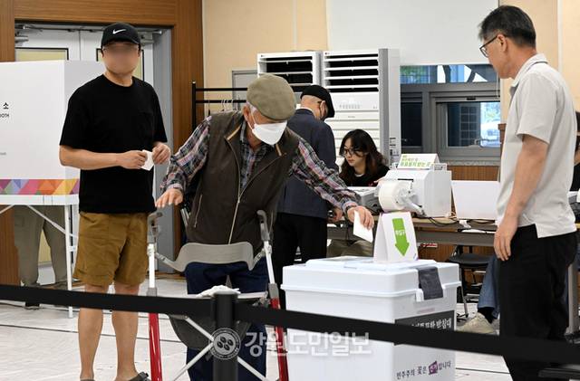 ▲ 제21대 대통령선거 사전투표가 시작된 29일 춘천 강남동사전투표소에서 유권자들이 투표를 하고 있다. 김정호 기자