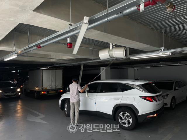 ▲ 29일 오전, 사전투표가 진행 중인 춘천 퇴계동행정복지센터에서 한 냉동탑차가 지하주차장 진입 중 천장 구조물을 충돌해 파손이 발생했다. 이정호 기자