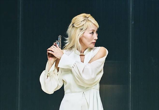 헤다의 공허함을 표현한 흰 옷을 입은 이혜영. /국립극단 제공