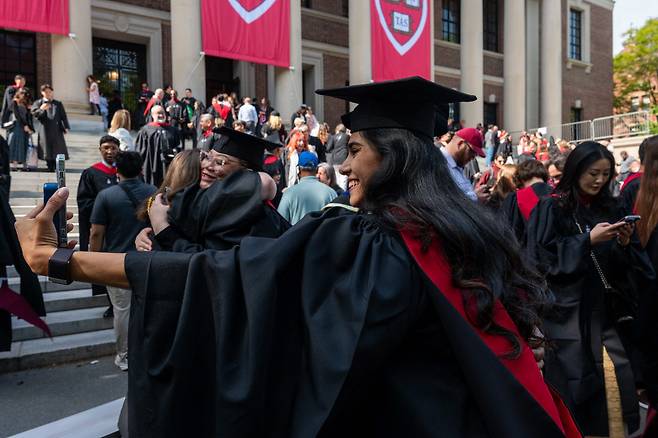 살얼음판 위 하버드대 졸업식 28일(현지시간) 미국 매사추세츠주 하버드대 캠퍼스에서 열린 졸업식에서 졸업생과 교수, 학부모들이 서로 축하·격려하고 있다. AFP연합뉴스