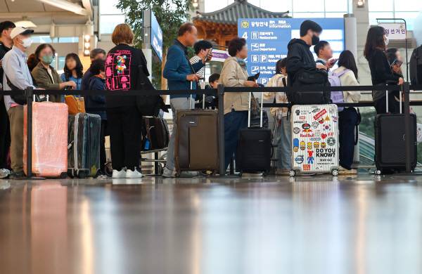 제21대 대통령 선거 사전투표가 시작된 29일 오전 인천국제공항 제1여객터미널 출국장에 마련된 사전투표소에서 유권자들이 줄을 서고 있다. 연합뉴스