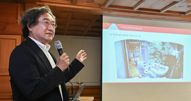 Cho Jung-goo, architect at guga Urban Architecture, speaks during the presentation before the roundtable session of "Architecture Talk: Evolving Hanok" on Wednesday at the Eundeok Cultural Center in Jongno-gu, Seoul. (Im Se-jun/The Korea Herald)