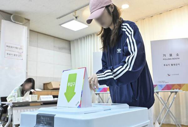 제21대 대통령선거 사전투표가 시작된 29일 오전 화성시 동탄1동 사전투표소에 유권자들이 사전투표를 진행하고 있다. 홍기웅기자