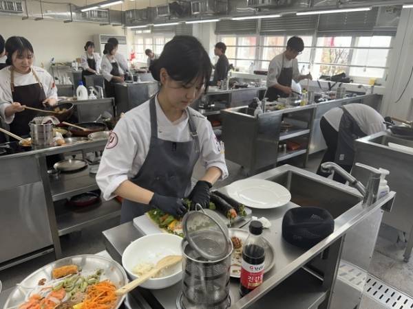실습 수업. 한국외식과학고 제공