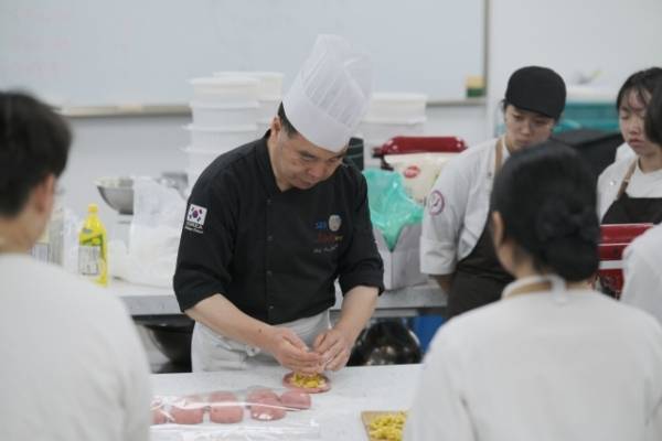 기능장의 수업 모습. 한국외식과학고 제공