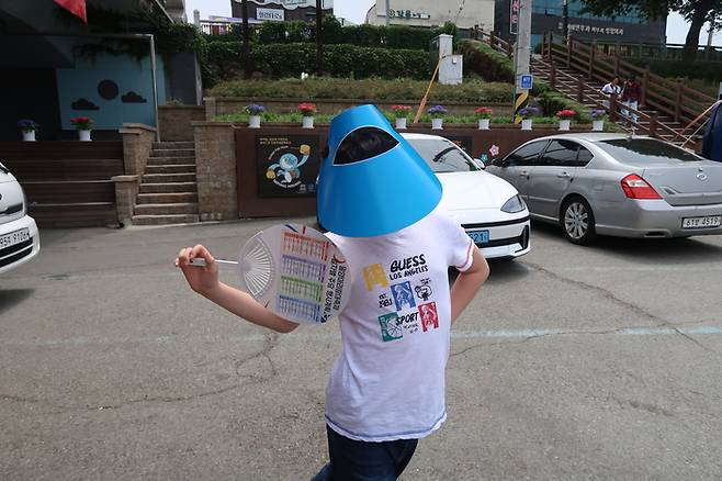 무료로 나눔한 선캡과 부채 / 사진= 문서연 여행+ 기자