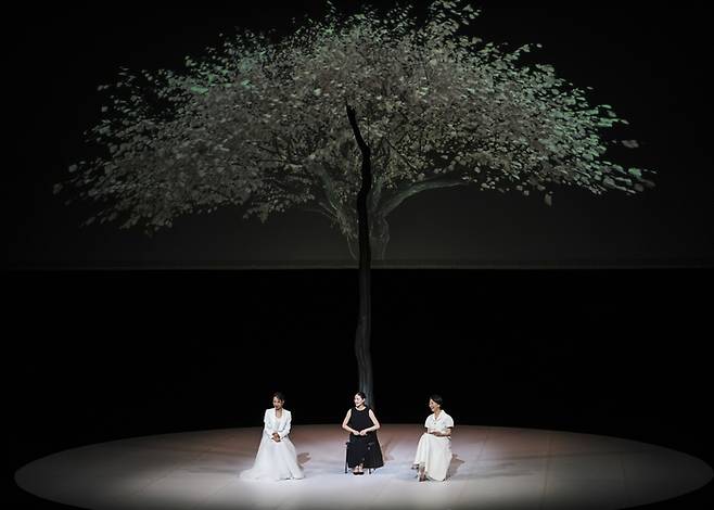 지난 28일 서울 예술의전당 CJ토월극장에서 열린 대한민국 발레축제 15주년 특별기획 ‘conneXion, 최태지 X 문훈숙’에서 대화하는 최태지 전 국립발레단장, 김주원 총예술감독, 문훈숙 유니버설발레단장(왼쪽부터). (c)YOON6PHOTO