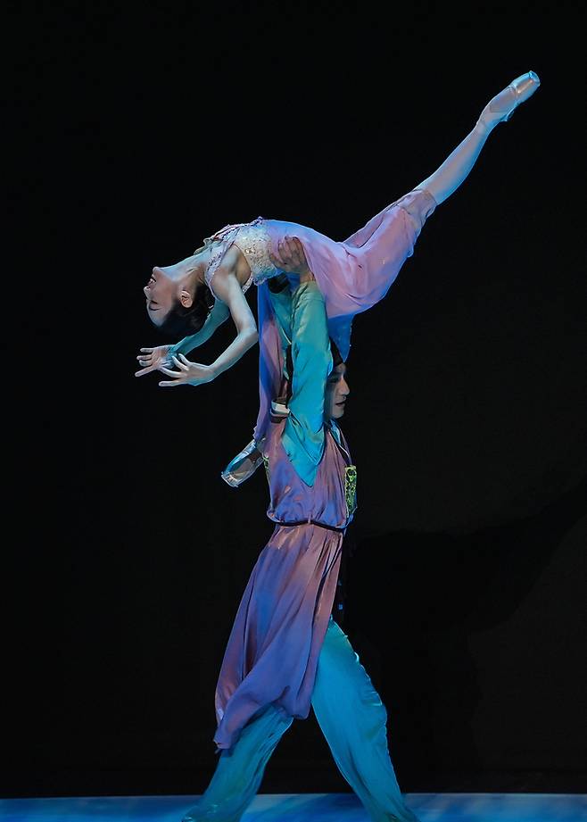지난 28일 서울 예술의전당 CJ토월극장에서 열린 대한민국 발레축제 15주년 특별기획 ‘conneXion, 최태지 X 문훈숙’에 ‘심청’ 중 문라이트 파드되를 선보이는 황혜민·이동탁 무용수. (c)YOON6PHOTO
