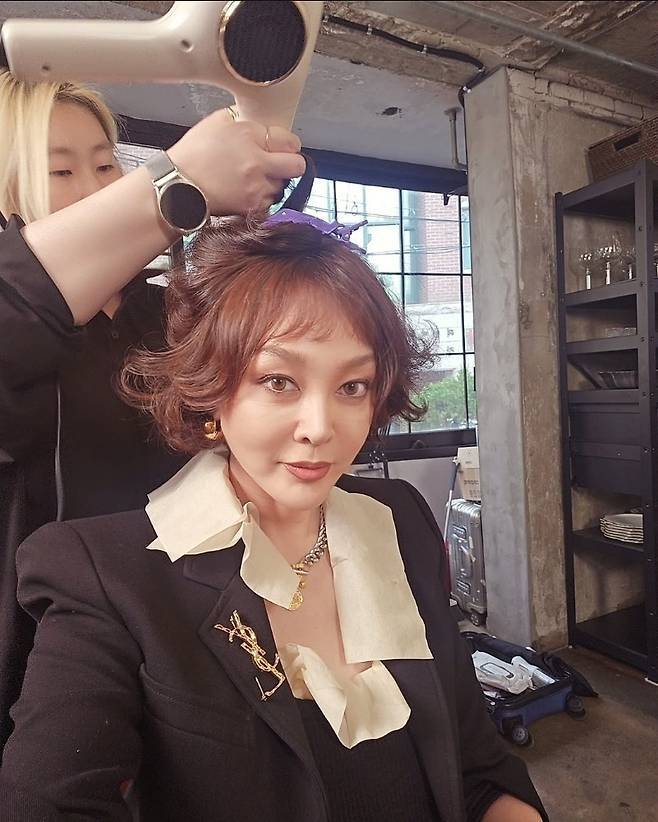 현장 사진에서는 헤어 스타일링 중인 모습도 포착됐다.사진=이승연 SNS