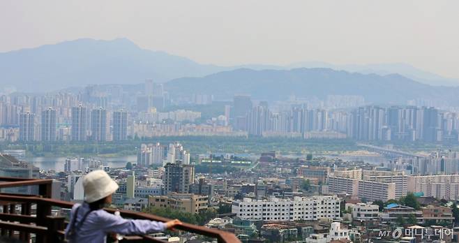 (서울=뉴스1) 황기선 기자 = 서울시에서 토지거래허가제(토허제) 재지정 이후에도 강남 등 상급지 지역에서 부동산 가격 상승세가 이어지고 있다. 26일 부동산 플랫폼 직방이 국토교통부 실거래가 등록 시스템을 토대로 토지거래허가구역을 일시적으로 해제했던 지난 2월 12일~3월 23일과 재지정된 이후인 지난 3월 24일부터 이달 1일까지 서울 평균 매매가격을 분석한 결과, 해제 당시 14억9792만원에서 해제 이후 11억659만원으로 26.1% 하락했다. 이 기간 강남구 아파트 평균 거래가는 61.9% 상승, 43억817만원으로 서울 25개 자치구 가운데 가장 높았다. 사진은 이날 서울시내 아파트의 모습. 2025.5.26/뉴스1 Copyright (C) 뉴스1. All rights reserved. 무단 전재 및 재배포, AI학습 이용 금지. /사진=(서울=뉴스1) 황기선 기자