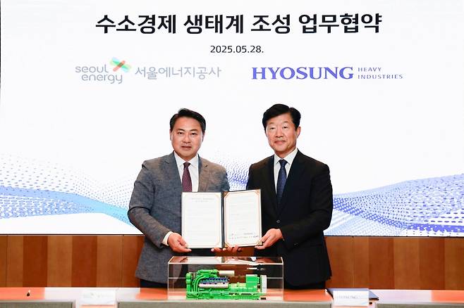 효성중공업이 서울에너지공사와 수소경제 생태계 조성을 위한 업무협약을 체결하고 기념사진을 촬영했다. (오른쪽부터) 우태희 효성중공업 대표, 황보연 서울에너지공사 사장./사진=효성중공업 제공