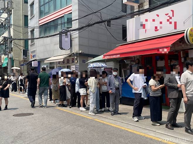29일 오후 서울 종로구 종로1·2·3·4가동 주민센터에 시민들이 사전투표를 위해 대기하고 있다. /사진=이지현 기자.