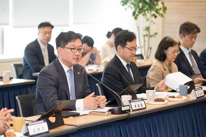 류광준 과학기술정보통신부 과학기술혁신본부장(앞줄 맨 왼쪽)이 29일 오후 서울 종로구 광화문교보빌딩 국가과학기술자문회의 대회의실에서 '제11회 국가전략기술특별위원회' 를 주재하고 있다. / 사진제공=과학기술정보통신부