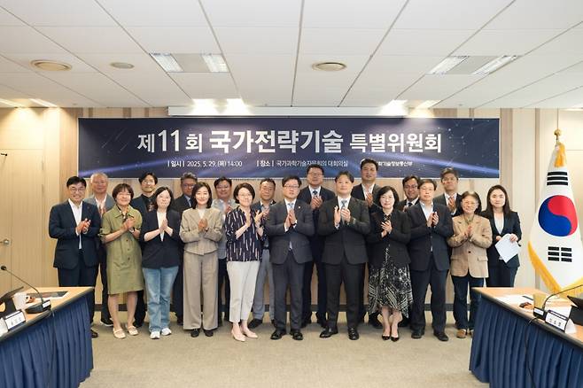 류광준 과학기술정보통신부 과학기술혁신본부장(앞줄 왼쪽서 6번째)이 29일 오후 서울 종로구 광화문교보빌딩 국가과학기술자문회의 대회의실에서 열린 '국가전략기술특별위원회 2기 출범식' 에서 위원들과 기념촬영을 하고 있다. /사진제공=과학기술정보통신부