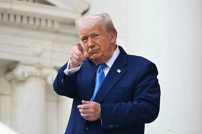 도널드 트럼프 미국 대통령이 26일(현지시간) 버지니아주 알링턴 국립묘지에서 열린 메모리얼 데이 (현충일) 기념식에 도착을 하고 있다. 2025.05.27 ⓒ AFP=뉴스1 Copyright (C) 뉴스1. All rights reserved. 무단 전재 및 재배포, AI학습 이용 금지.