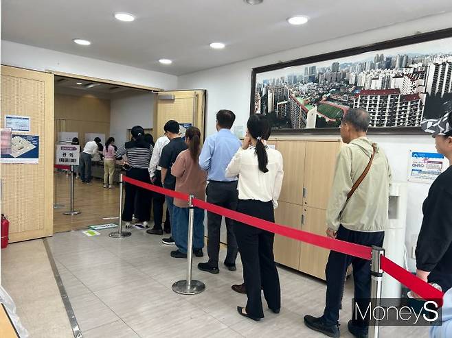 대선이 각종 네거티브로 얼룩진 탓에 냉소적인 입장을 내비치는 유권자도 적지 않았다. 사진은 29일 서울 마포구 도화동 주민센터 사전투표소에서 관외 투표를 위한 유권자들이 길게 줄을 늘어선 모습. /사진=김성아 기자