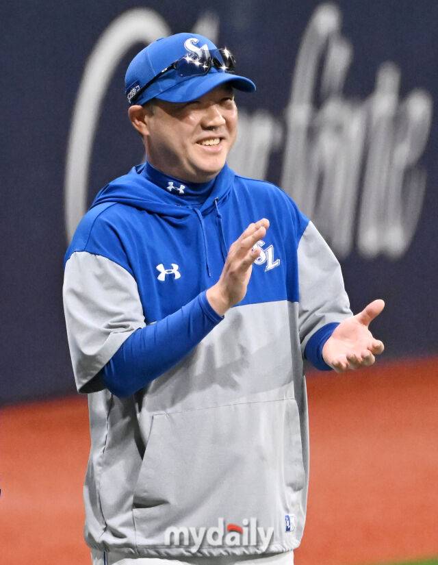 22일 오후 서울 고척돔 고척스카이돔에서 진행된 '2025 프로야구 KBO리그' 키움히어로즈와 삼성라이온즈의 경기. 삼성 박진만 감독이 2-0으로 승리한 뒤 박수를 치고 있다./마이데일리