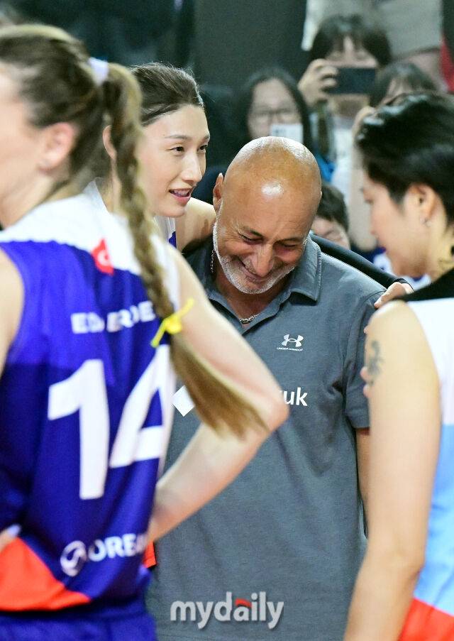 김연경이 아본단자 감독에게 고마움을 표현하고 있다.