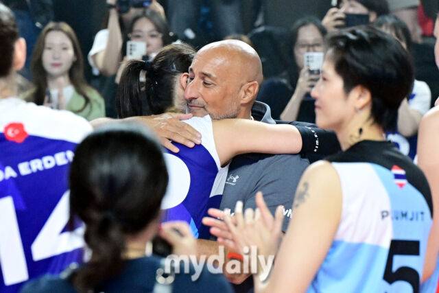 김연경과 아본단자 감독이 경기 종료 후 뜨거운 포옹을 하고 있다.