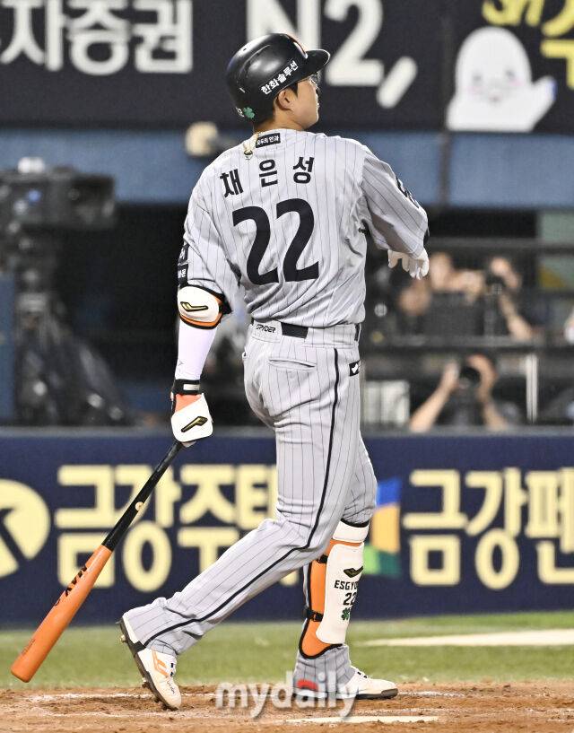 28일 오후 서울 잠실야구장에서 진행된 '2025 프로야구 KBO리그' LG트윈스와 한화이글스의 경기. 한화 채은성이 연장11회초 2사 1루서 2점 홈런을 터뜨리고 있다./마이데일리