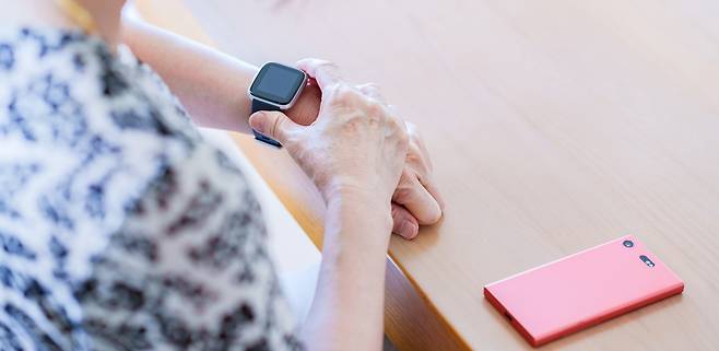 고려대학교 안암병원 정신건강의학과 조철현 교수 연구팀 (1저자 정진경 고려대학교 의과대학생, 전윤서 고려대학교 의과대학생, 김형주 고려대학교 산업경영공학과 석박사통합과정생)이 웨어러블 기기와 스마트폰 앱 데이터를 활용해 하지불안증후군 증상군을 예측할 수 있는 머신러닝 기반 진단 모델을 도출하고 성능을 검증했다고 밝혔다.<사진출처:게티이미지뱅크>