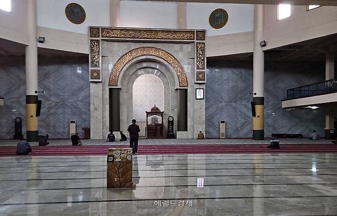 인도네시아 반둥의 이슬람 사원 내부