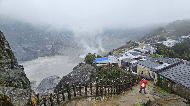 반둥의 활화산 탕쿠반 프라후 산