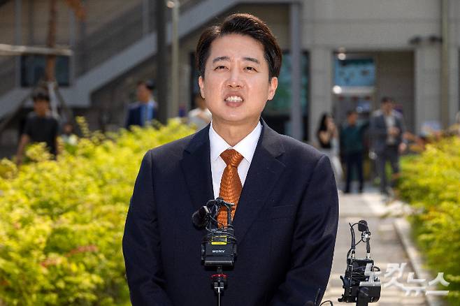 이준석 개혁신당 대선 후보가 29일 오전 경기 화성시 동탄9동 행정복지센터에 마련된 사전투표소에서 투표를 마친 후 백브리핑을 하고 있다. 동탄=류영주 기자