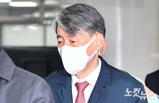 '12·3 비상계엄' 사태 당시 내란에 가담한 혐의로 기소된 조지호 경찰청장이 20일 오전 서울 서초구 서울중앙지방법원에서 열린 첫 공판에 출석하고 있다. 류영주 기자