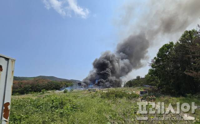 ▲경북 포항 남구 동해면 코아루블루인시티 아파트 뒤 야산에 해군 P-3C 해상초계기가 추락했다.ⓒ독자 제공