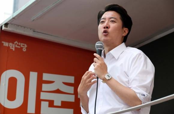 지지 호소하는 이준석 대선후보 - 이준석 개혁신당 대선 후보가 28일 오후 서울 강남구 강남역 일대에서 열린 유세에서 지지를 호소하고 있다. 뉴시스