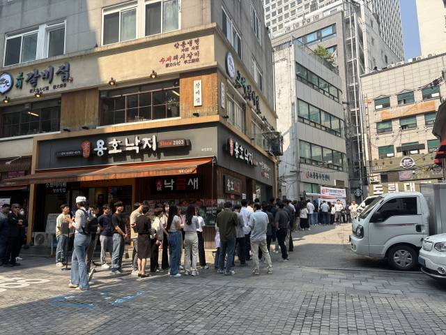 제21대 대통령 선거 사전투표 첫 날인 29일 서울 중구 소공동 주민센터에 마련된 사전투표소 앞에서 시민들이 길게 줄 지어 서 있다. 장문항 기자