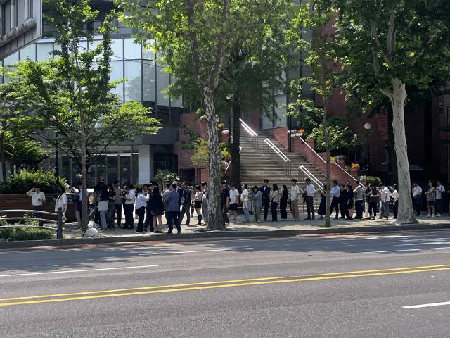 제21대 대통령 선거 사전투표 첫 날인 29일 서울 영등포구 여의동주민센터에 마련된 사전투표소 앞에서 시민들이 길게 줄 지어 서 있다. 노현영 기자